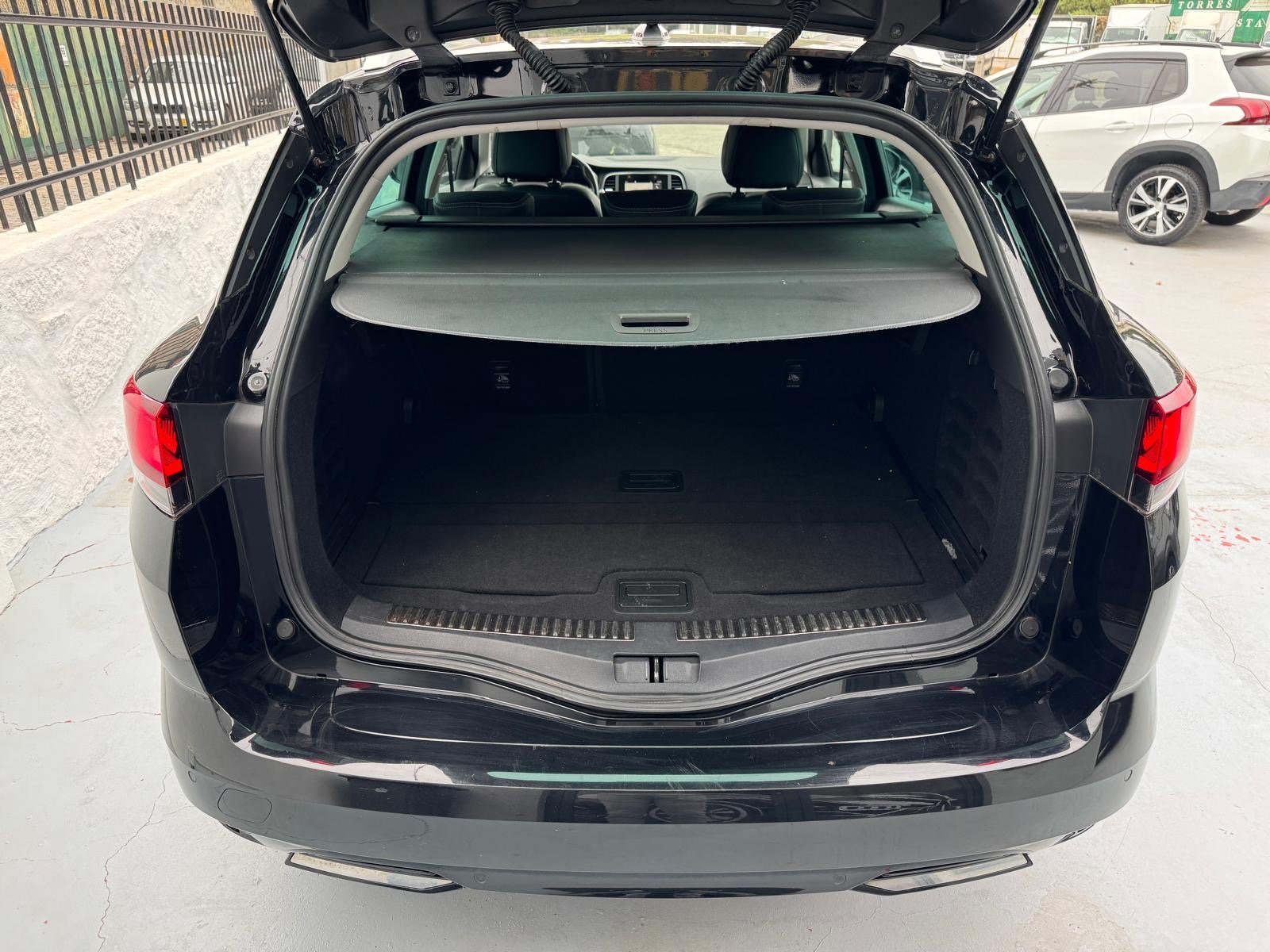 Renault Mégane Sport Tourer 1.5 Blue dCi Limited EDC - imagem 9